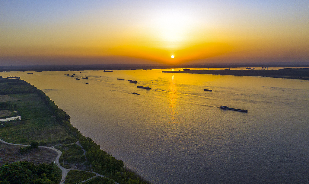 安徽芜湖：长江新港段水域船舶往来运输