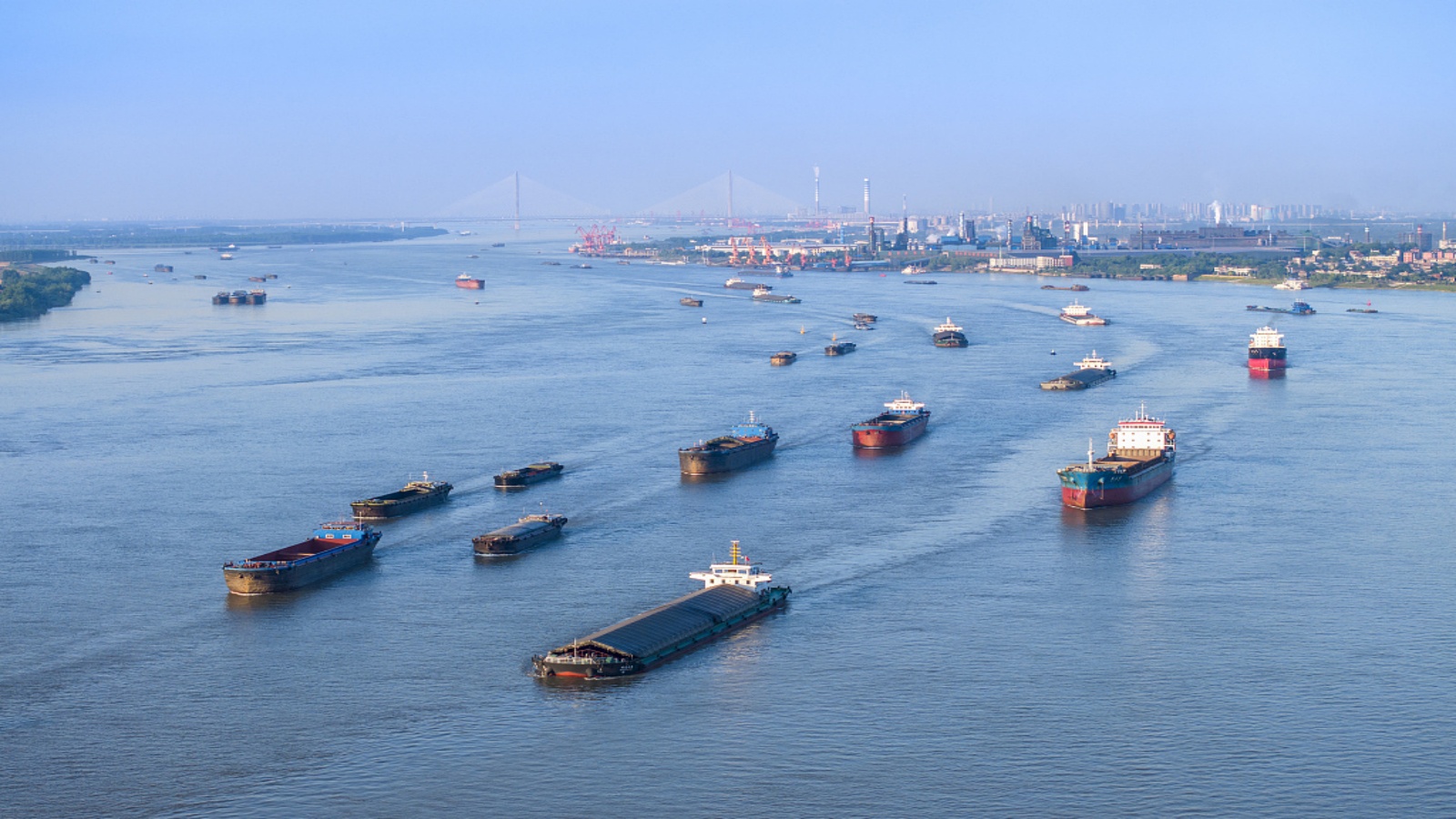 安徽芜湖：长江新港段水域船舶往来运输