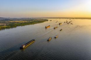 安徽芜湖：长江新港段水域船舶往来运输