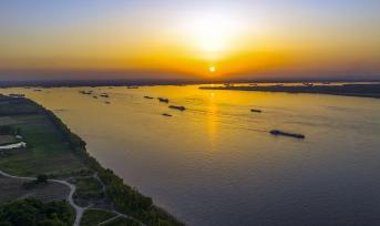 安徽芜湖：长江新港段水域船舶往来运输