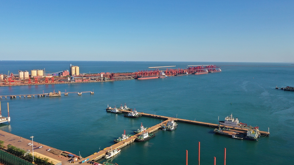  Rizhao, Shandong: Port transportation production is busy and orderly