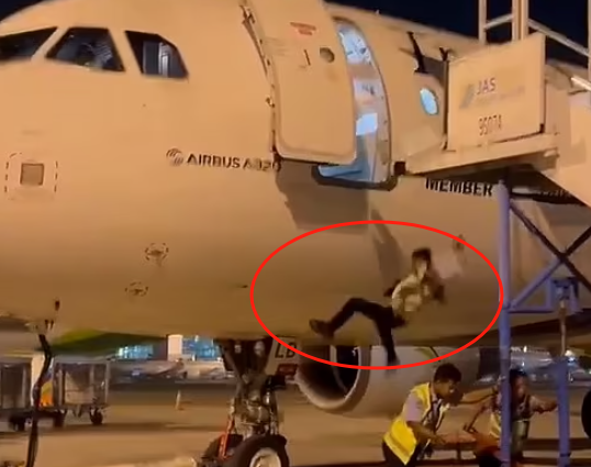 印尼地勤人员跌下客机：舷梯被人违规撤走 一脚踩空重重摔地