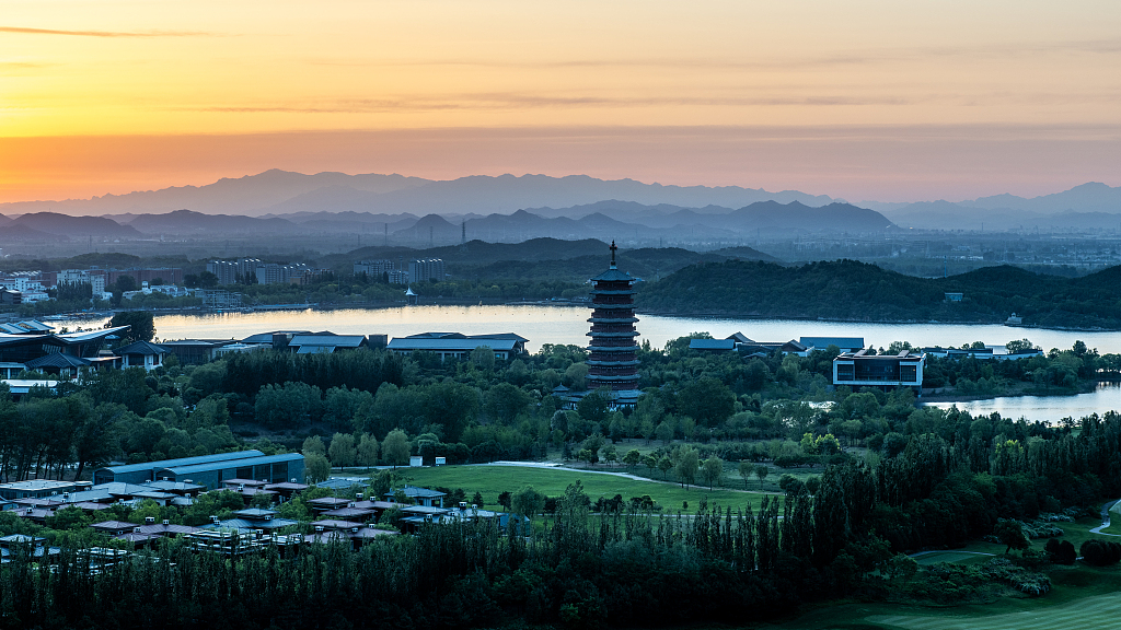 北京：旭日东升 朝霞晕染雁栖湖天际