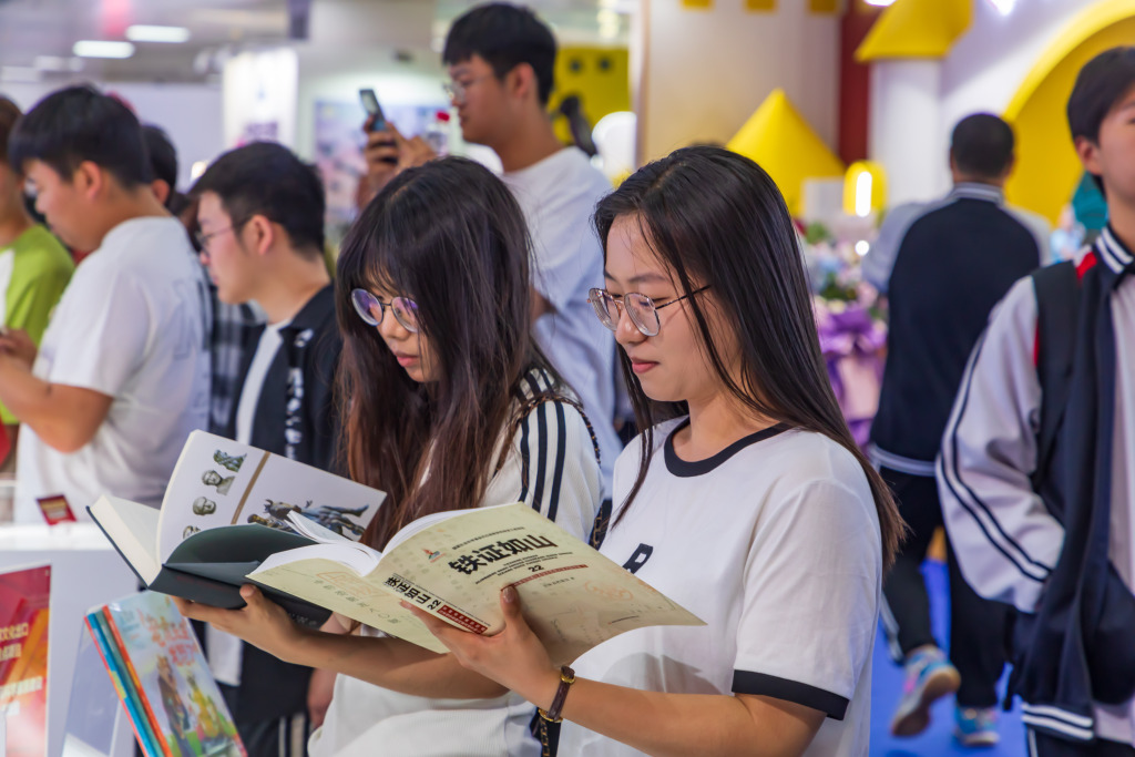 长春：首届东北书博会 众多读者“书海淘金”