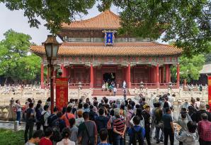 北京孔庙国子监博物馆 游客排长队进馆
