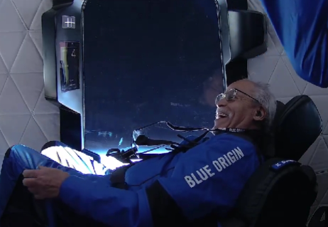 美国首名黑人宇航员候选人进入太空