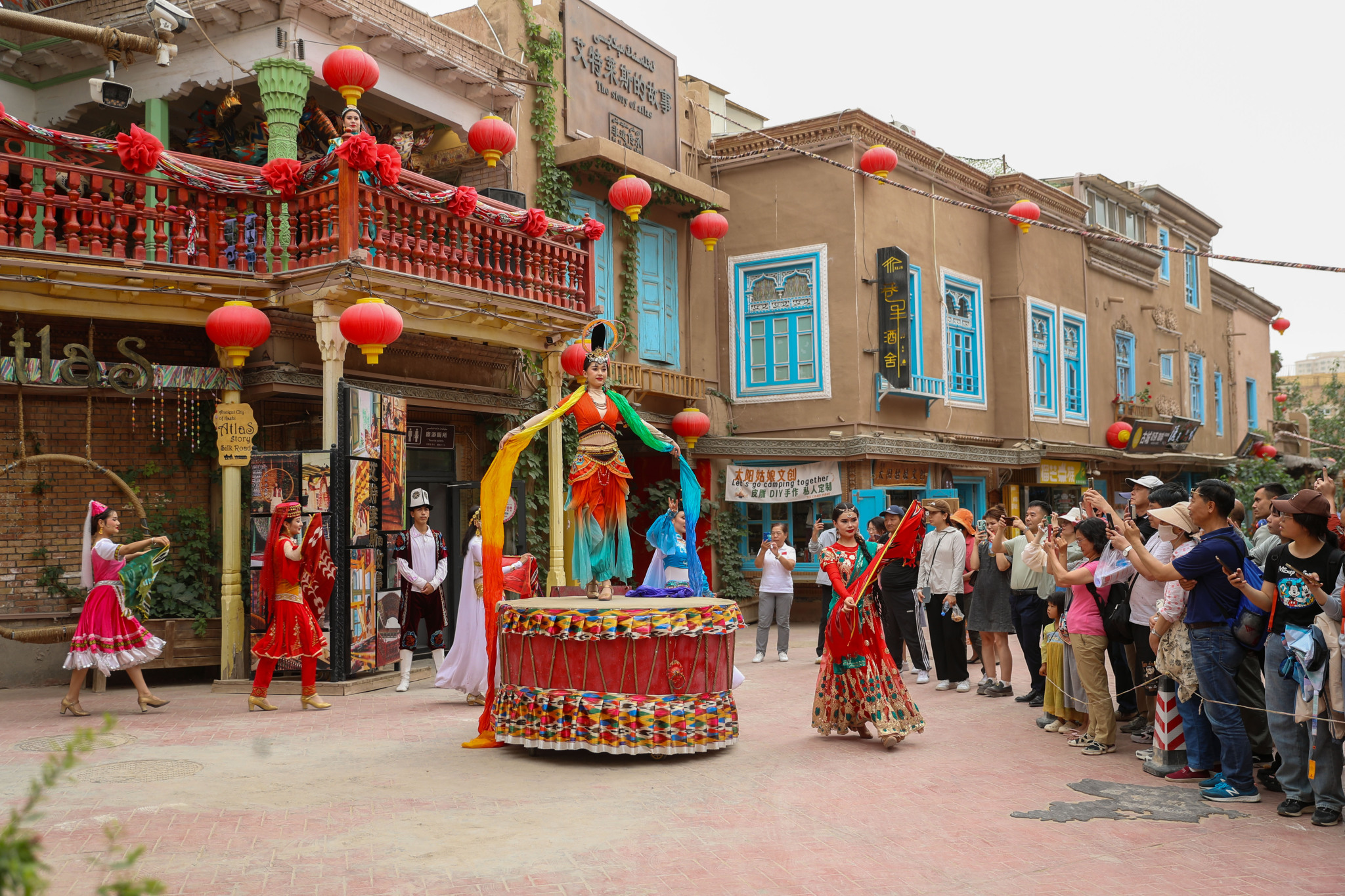 新疆喀什：古城演员翩翩起舞喜迎客