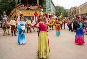 新疆喀什：古城演员翩翩起舞喜迎客