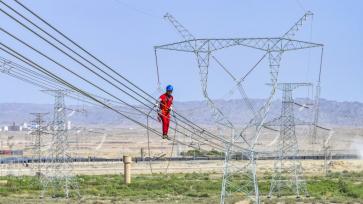 新疆巴州：电力“蜘蛛侠”高空作业