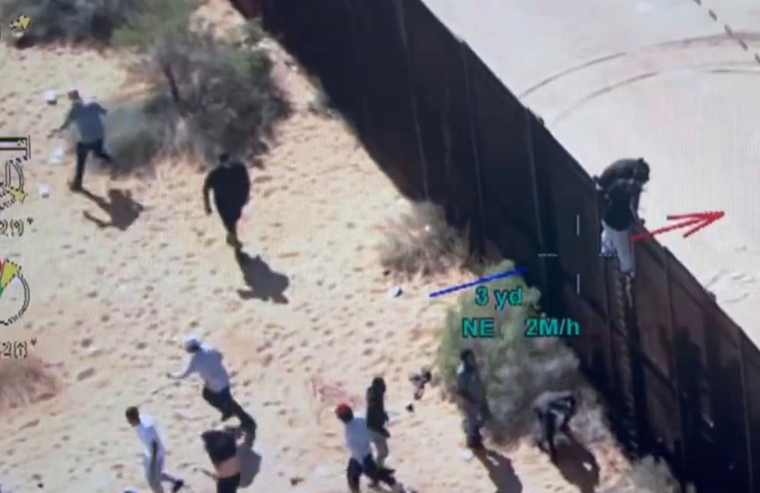画面曝光：非法移民翻边境墙进入美得州 向巡逻人员投掷石块水瓶