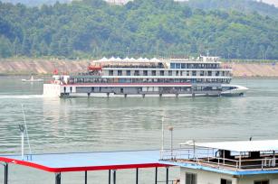 湖北宜昌：长江三峡游热度持续“升温”