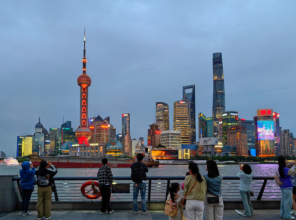 庆祝上海解放75周年 白玉兰广场主题亮灯