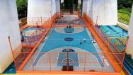 重庆：大桥下闲置空地变身篮球公园