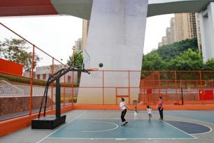 重庆：大桥下闲置空地变身篮球公园