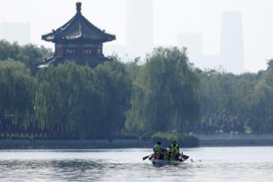 北京：27支龙舟队什刹海上赛龙舟迎端午