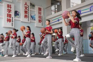 山东淄博：小学生趣味运动迎“六一”