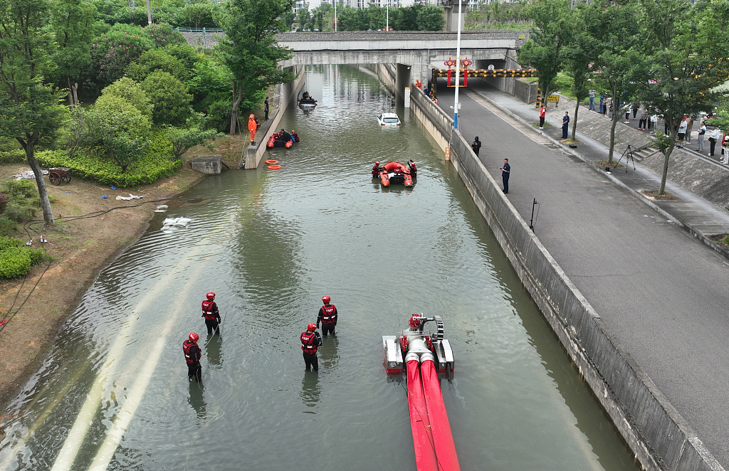 江西上饶举行城市内涝抢险救援演练