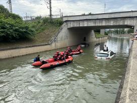 江西上饶举行城市内涝抢险救援演练