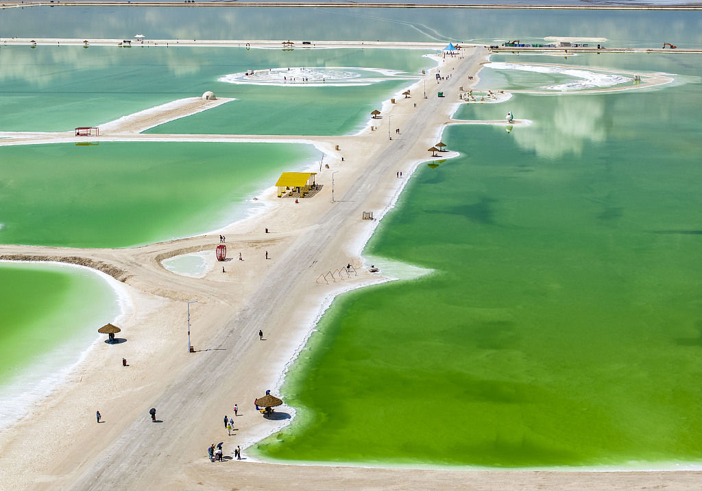 青海海西州：察尔汗盐湖风光旖旎