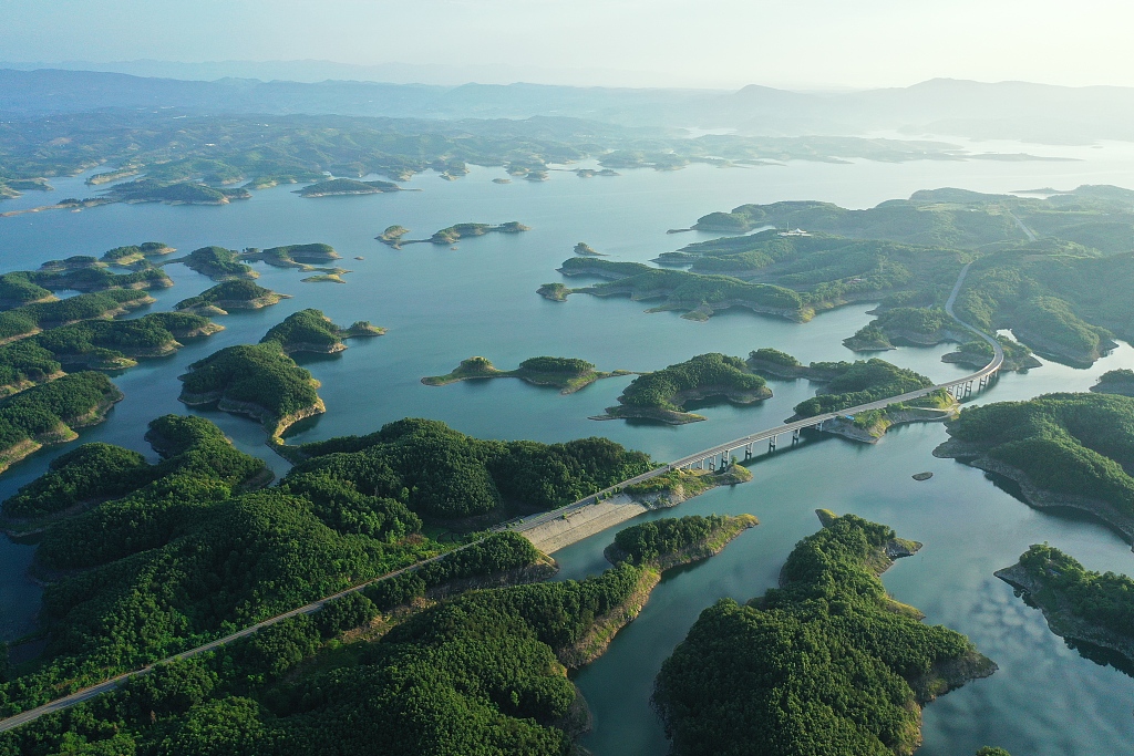 湖北十堰：环库公路穿越山水湖林