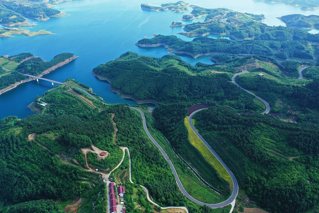 湖北十堰：环库公路穿越山水湖林