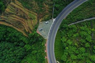 湖北十堰：环库公路穿越山水湖林