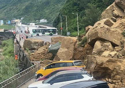 台湾基隆一公园土石崩落：多辆汽车遭撞击 伤亡情况尚不明