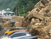  Earth rock avalanche in Keelung One Park, Taiwan: multiple vehicles are hit and casualties are unknown