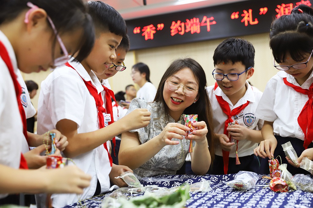 浙江台州：小学生体验非遗习俗 传承端午文化