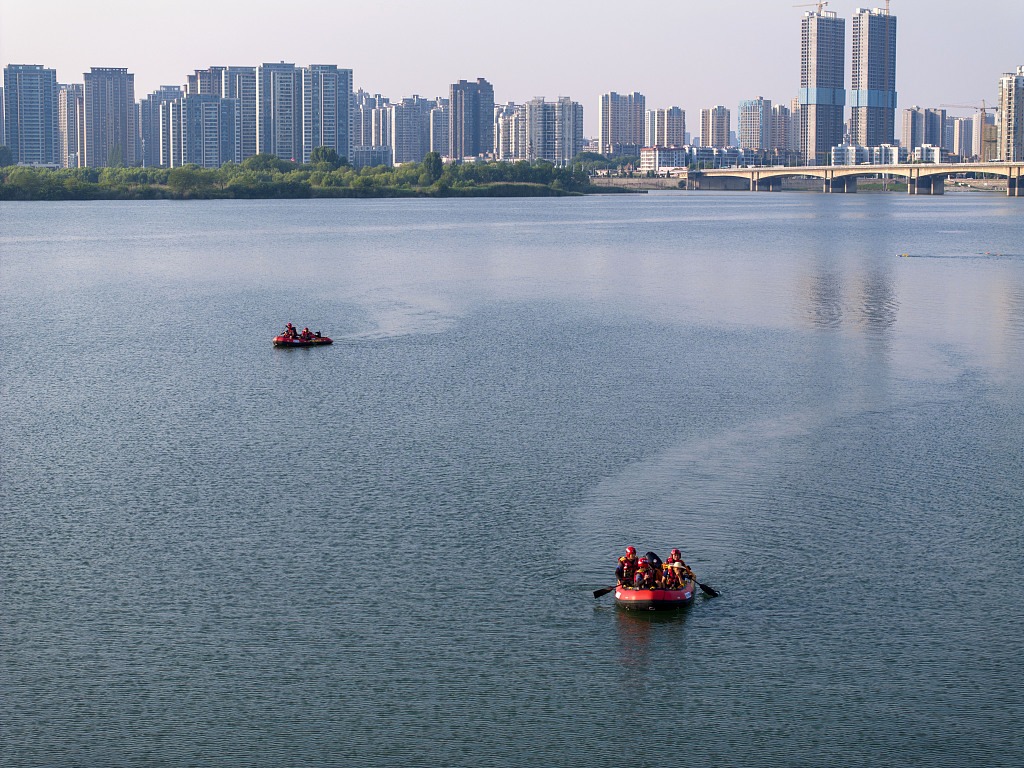 湖北襄阳：消防应急救援队员进行防汛训练