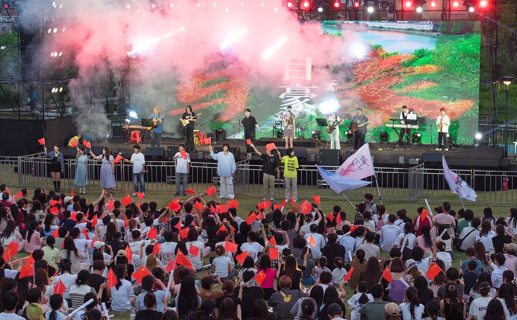 湖北襄阳：大学生音乐节“点燃”生态公园