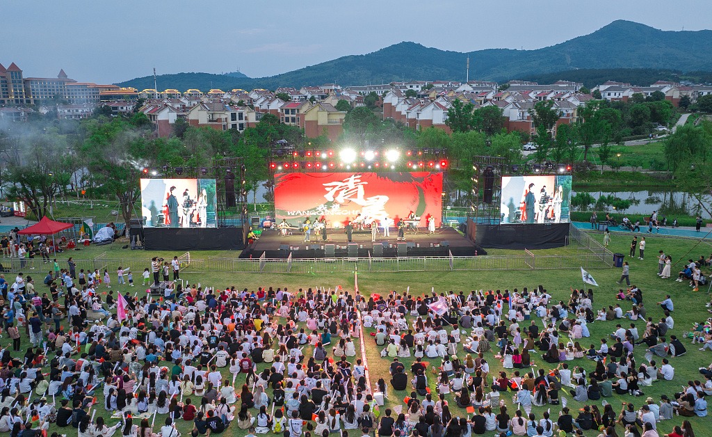 湖北襄阳：大学生音乐节“点燃”生态公园