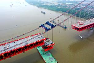 京台高速铜陵长江公铁大桥合龙冲刺