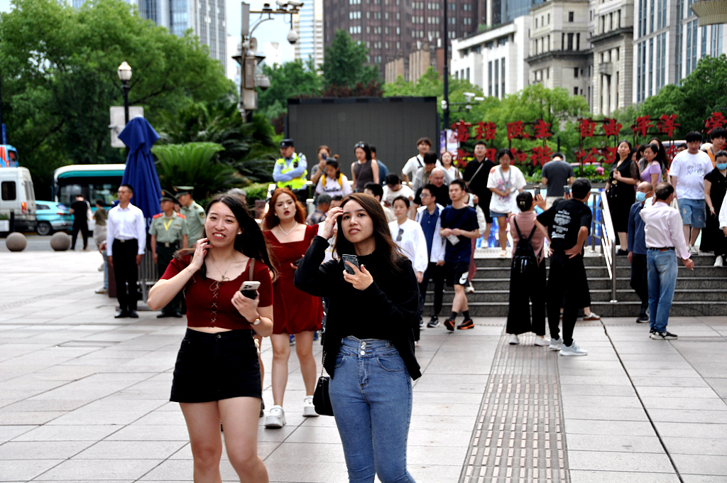 端午小长假首日 上海南京路步行街游客如织