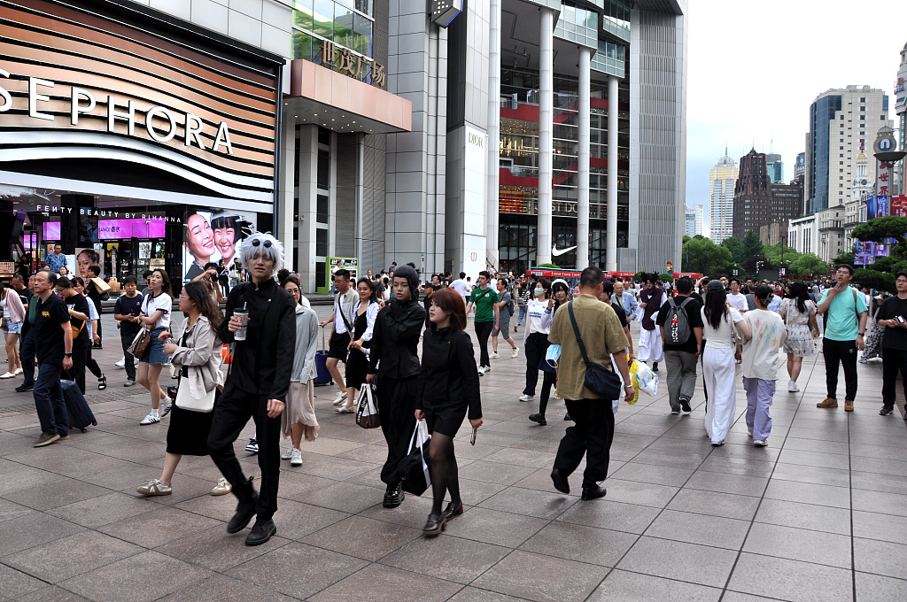 端午小长假首日 上海南京路步行街游客如织