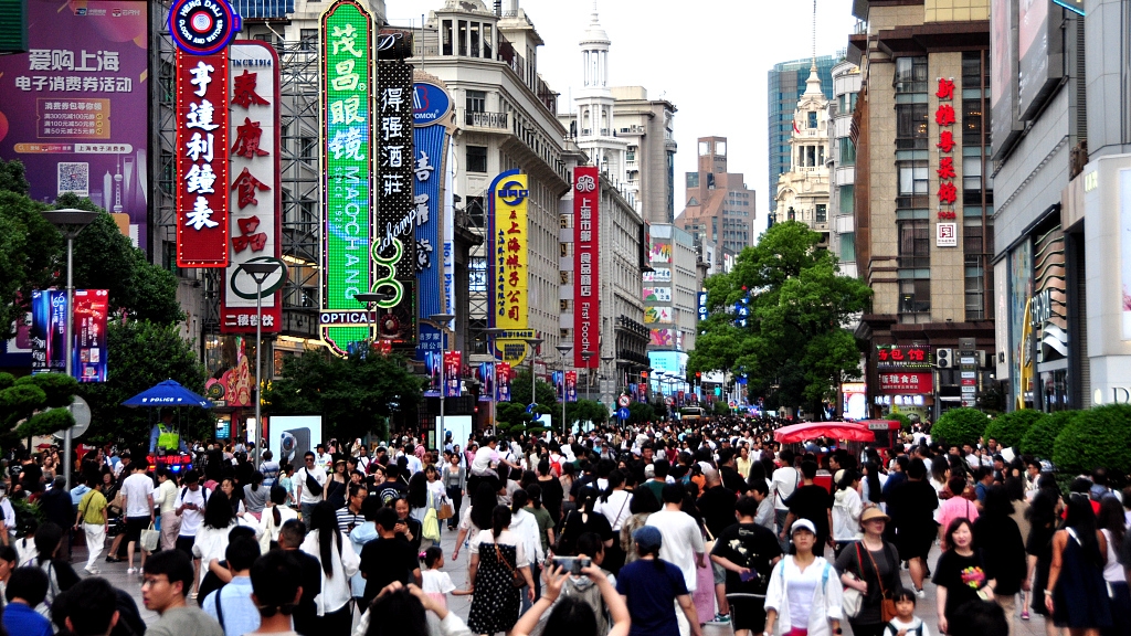 端午小长假首日 上海南京路步行街游客如织
