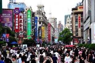 端午小长假首日 上海南京路步行街游客如织