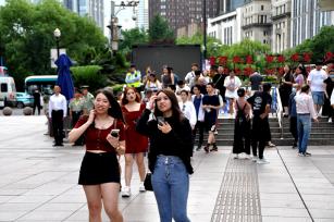 端午小长假首日 上海南京路步行街游客如织