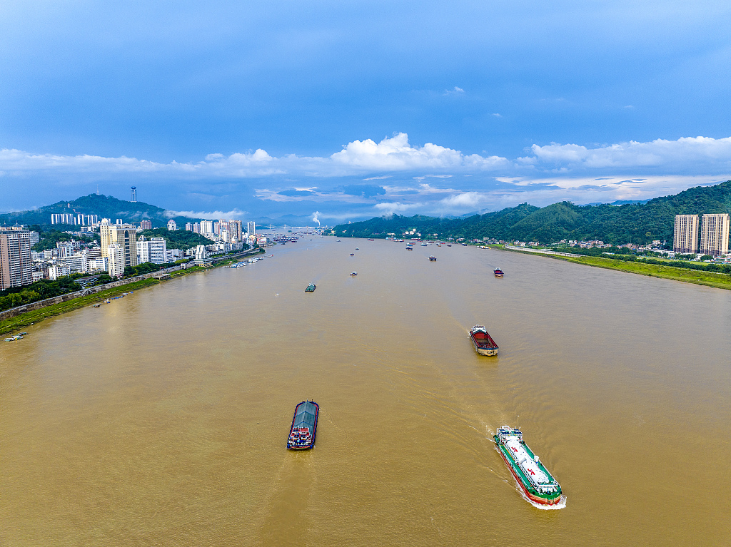 广西梧州：西江水上货运船舶往返穿梭