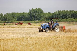 山西临汾推广新型农机开展夏收夏种