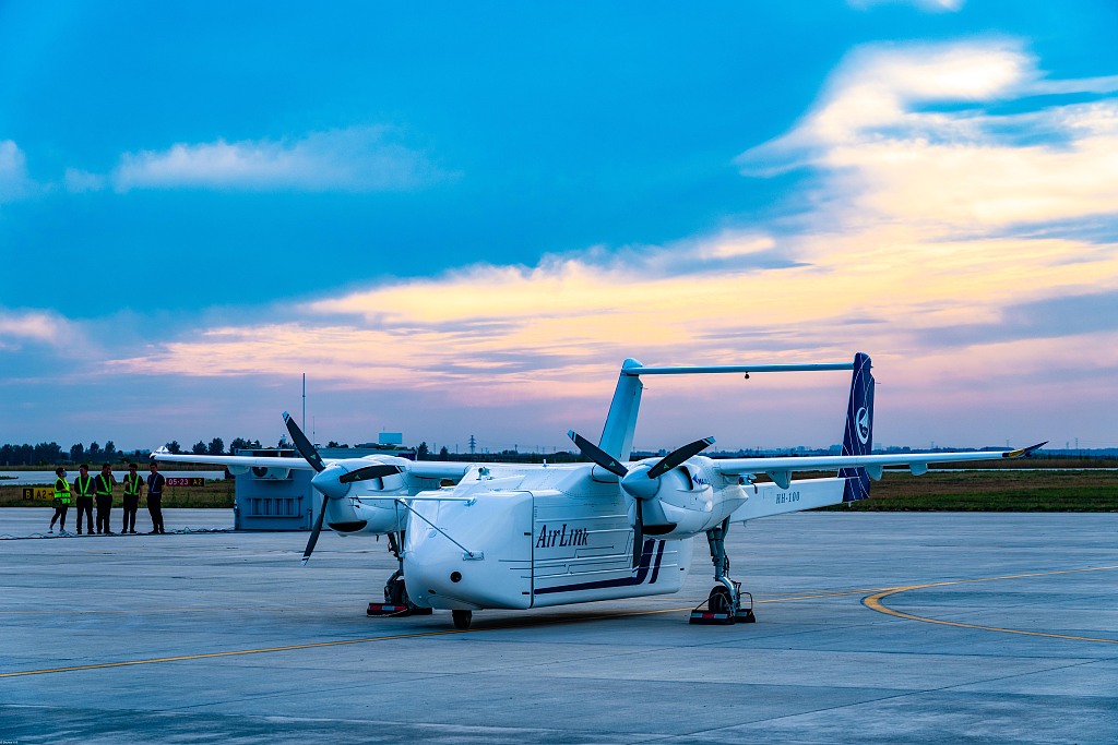 我国自主研制的HH-100商用无人运输机首飞成功