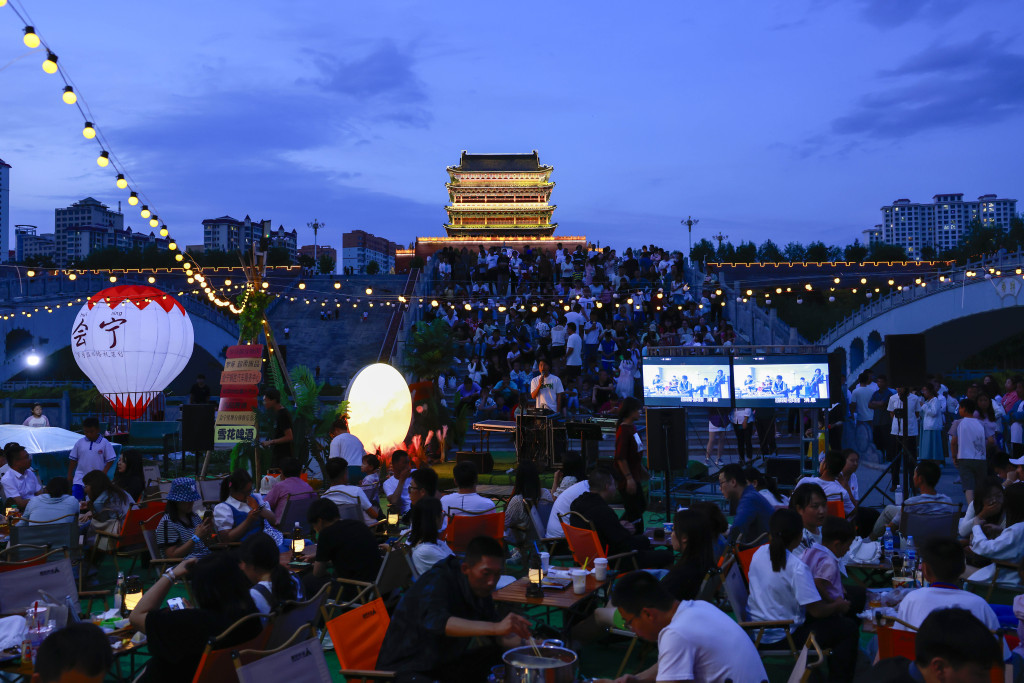 甘肃白银：夏季“夜经济”火爆 夜市人头攒动