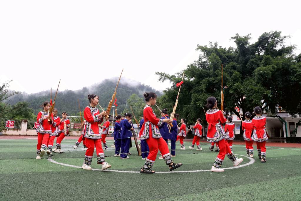 贵州黔东南州：水族学生学习吹芦笙 特色教育传承民族文化