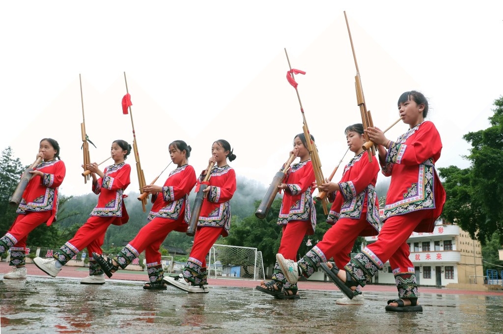 贵州黔东南州：水族学生学习吹芦笙 特色教育传承民族文化