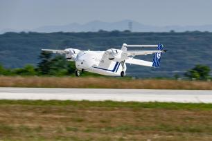 我国自主研制的HH-100商用无人运输机首飞成功