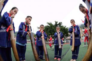 贵州黔东南州：水族学生学习吹芦笙 特色教育传承民族文化