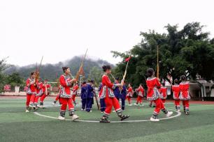 贵州黔东南州：水族学生学习吹芦笙 特色教育传承民族文化