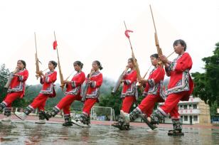 贵州黔东南州：水族学生学习吹芦笙 特色教育传承民族文化