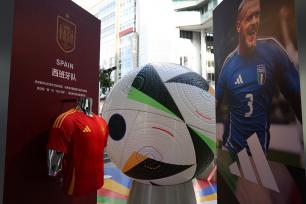 上海南京路步行街现巨型欧洲杯比赛用球