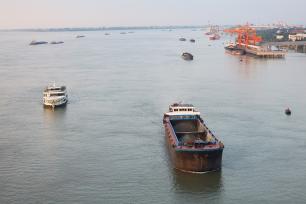 江西九江：长江“黄金水道”货船往来穿梭